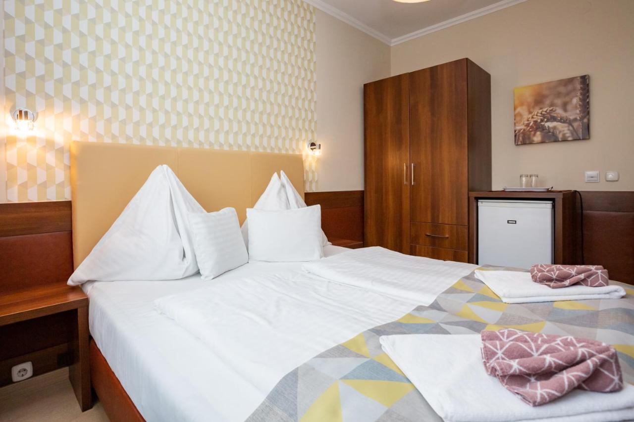 Hotel Pavai Hajduszoboszlo Bagian luar foto