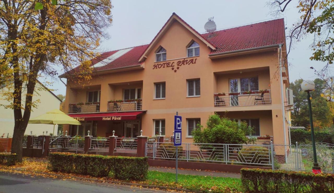 Hotel Pavai Hajduszoboszlo Bagian luar foto