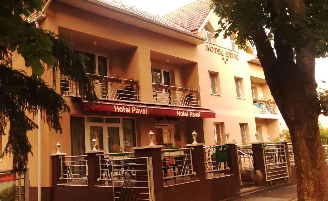 Hotel Pavai Hajduszoboszlo Bagian luar foto
