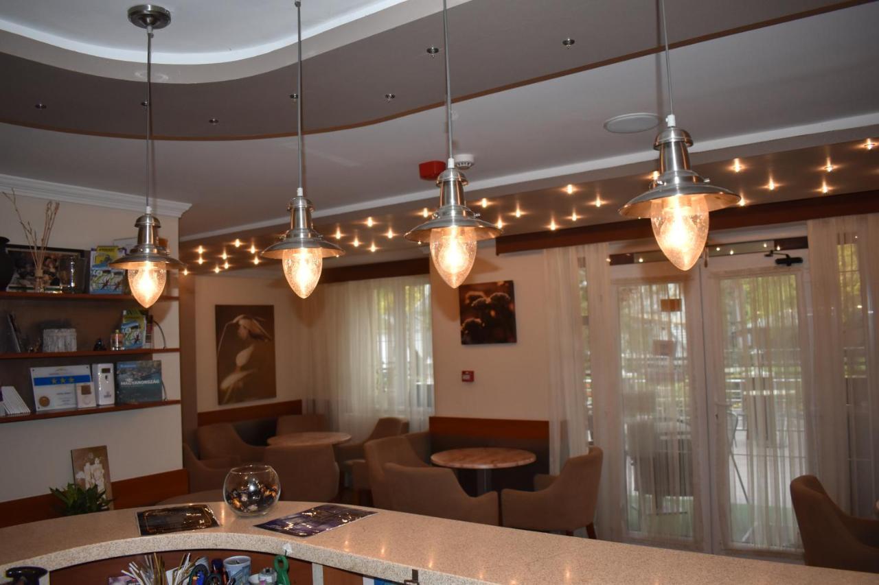 Hotel Pavai Hajduszoboszlo Bagian luar foto