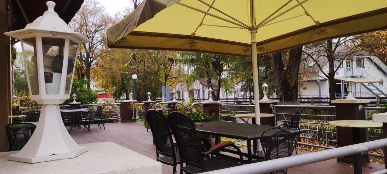 Hotel Pavai Hajduszoboszlo Bagian luar foto