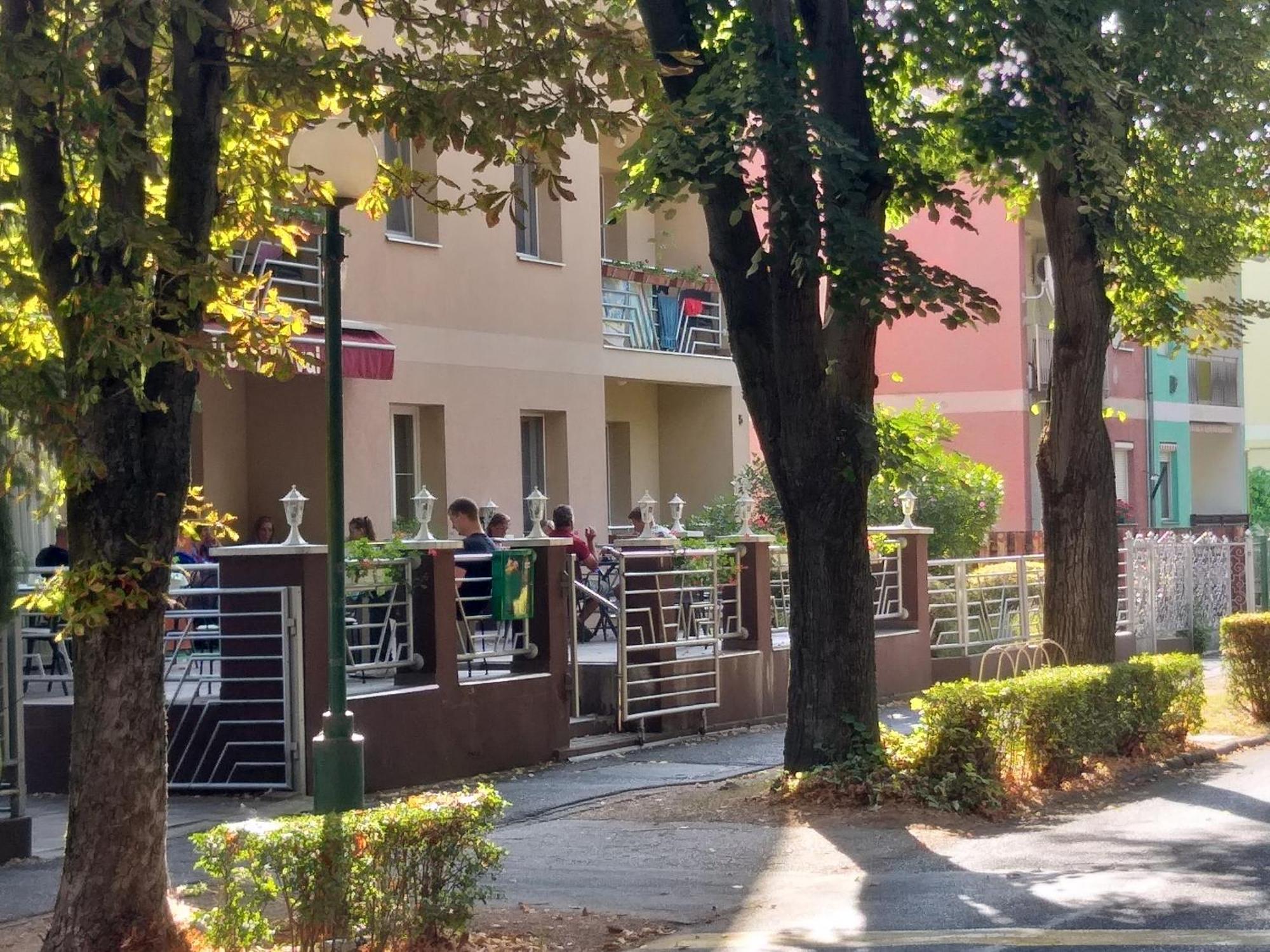 Hotel Pavai Hajduszoboszlo Bagian luar foto