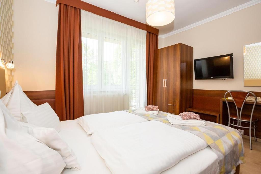 Hotel Pavai Hajduszoboszlo Bagian luar foto