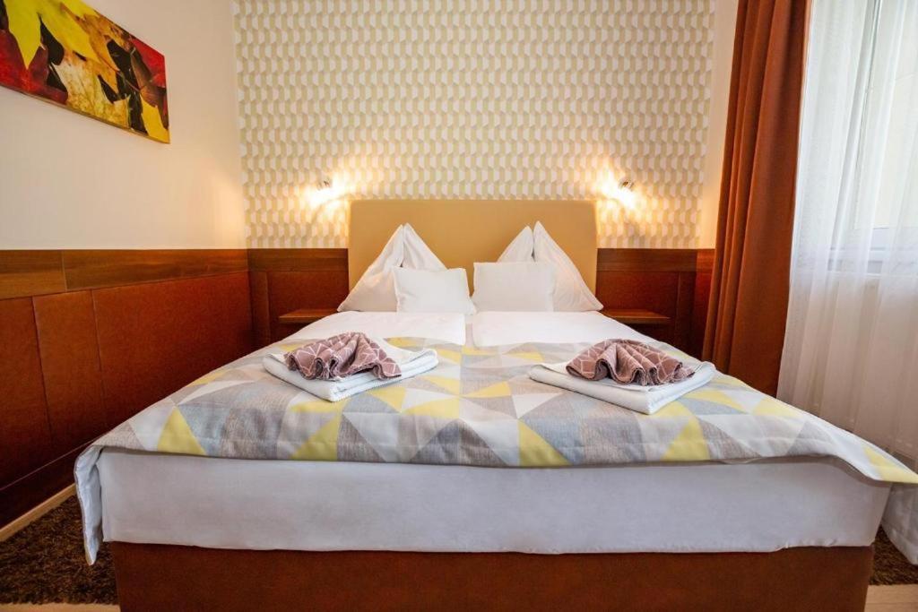 Hotel Pavai Hajduszoboszlo Bagian luar foto
