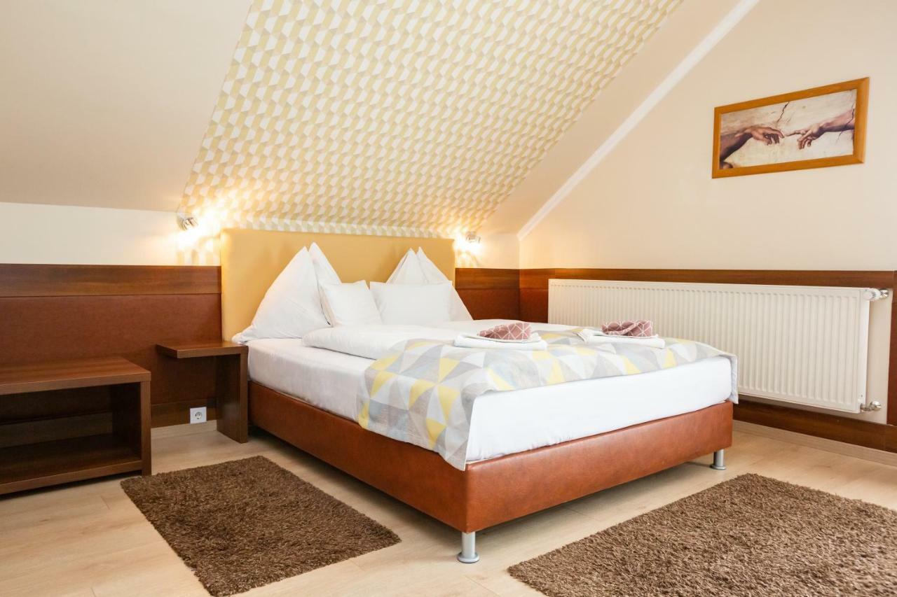 Hotel Pavai Hajduszoboszlo Bagian luar foto